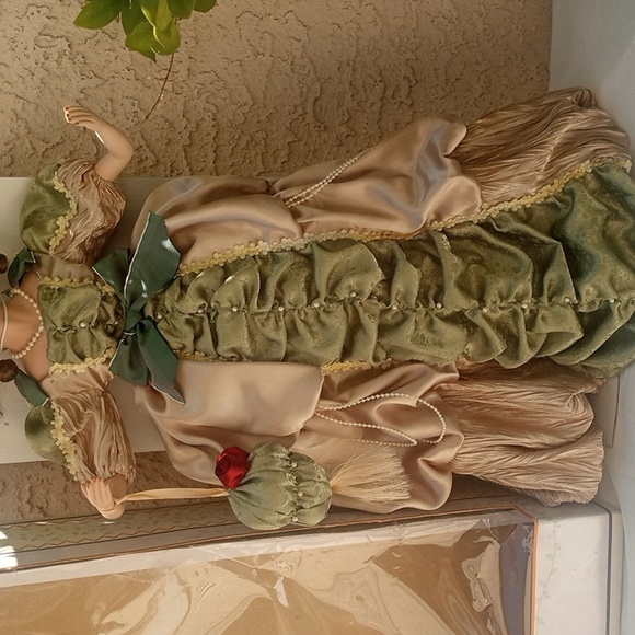 Victorian Porcelain Doll w Box 17" Midwestern Home Products - Picture 9 of 15